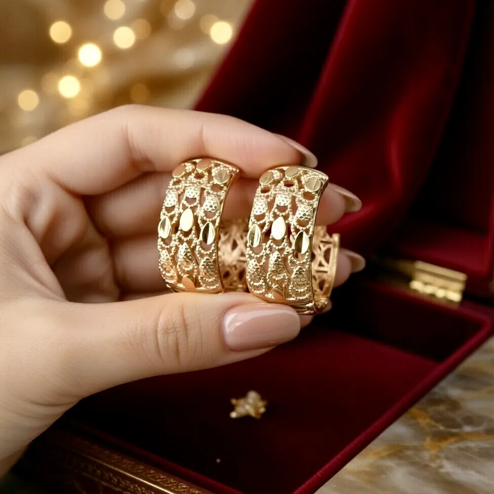 Ornate Gold Weaves