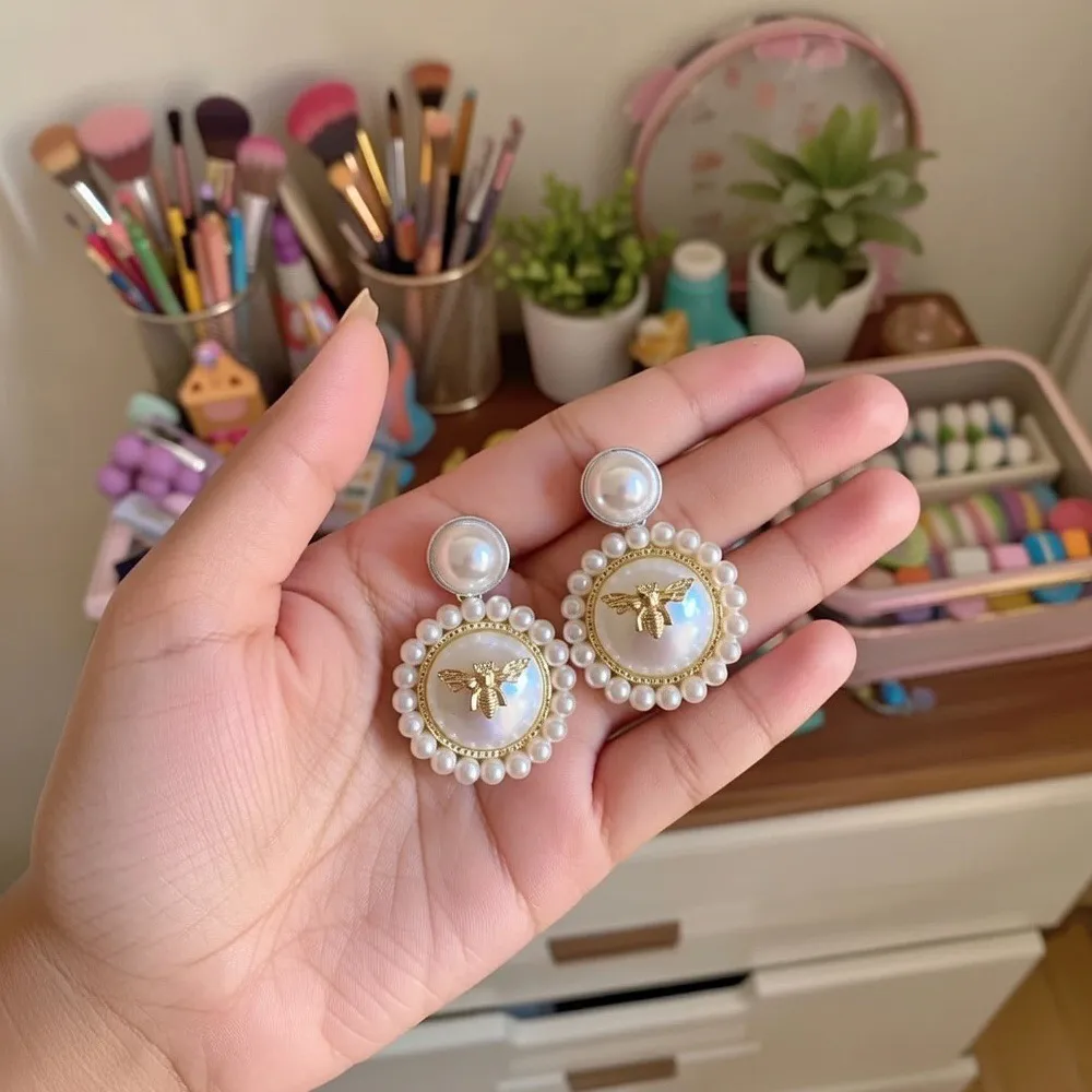Bee-jeweled - Image 2