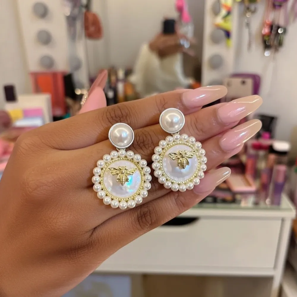 Bee-jeweled - Image 3