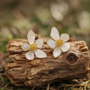 Glow‑Rim White Daisy