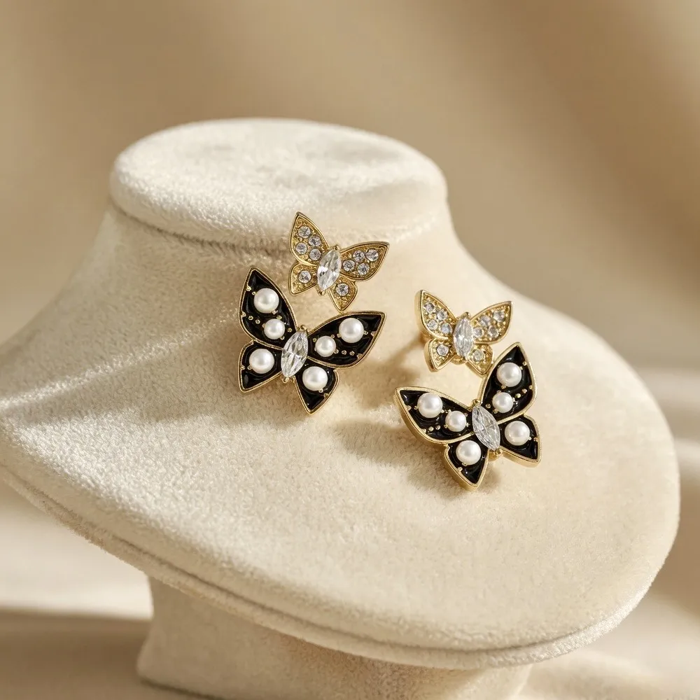 Black and White Twinfly